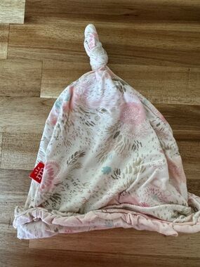 Magnetic me - Knot Baby Hat in Pink Floral